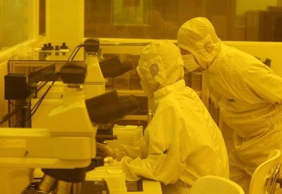 과학기술정보통신부가 27일 '과학기술인재 성장·발전 전략'을 발표했다. 사진은 지난해 6월 대전 한국전자통신연구원(ETRI) 반도체 실험실 모습. 연합뉴스.