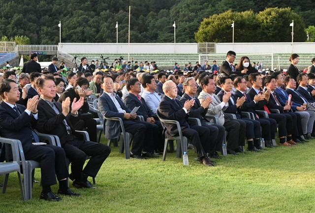 강원도민의 체육 한마당 잔치 '제 32회  강원특별자치도민생활체육대회'가 27일 횡성성종합운동장과 보조구장에서 열렸다. 김정호