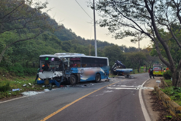 지난 26일 오전 6시25분 고성군 영현면 한 도로에서 60대 남성이 몰던 화물차가 중앙선을 넘어 마주 오던 버스와 충돌해 사상자 2명이 발생했다. 사진은 사고 현장. 경남소방본부 제공