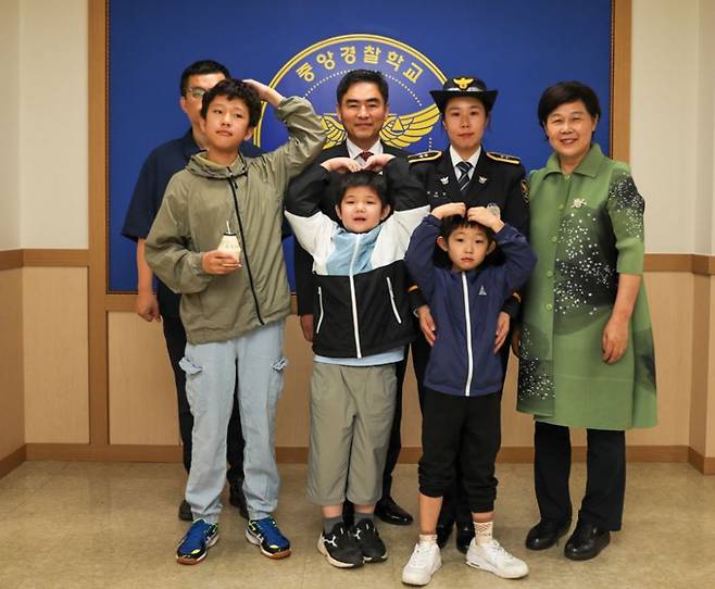 윤석열 대통령은 27일 다자녀를 양육하며 신임 경찰관에 임용한 윤은정 순경에게 축하 서한과 선물을 전달했다. 사진=대통령실