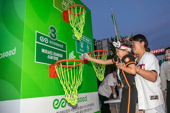 지난 26일 부산 사직야구장에서 진행된 프로젝트 루프(Project LOOP) 매치데이에서 관중들이 이벤트에 참여하고 있다. 롯데케미칼&nbsp;