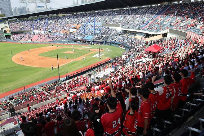 27일 서울 송파구 잠실야구장에서 열린 '2024 정기 연고전(고연전)'에서 참가자들이 야구를 보며 응원하고 있다. 연합뉴스