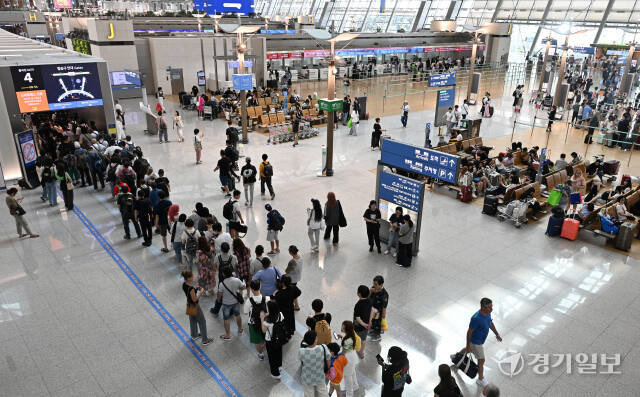 해외로 떠나려는 여행객으로 붐비는 인천국제공항 제1여객터미널 출국장의 모습. 경기일보DB