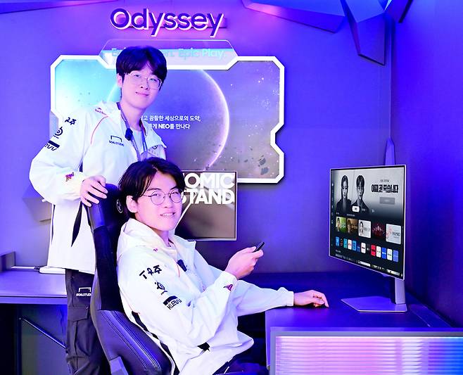 삼성스토어 홍대에서 ‘제우스’ 최우제, ‘구마유시’ 이민형이 ‘오디세이 OLED G8’으로 게임과 스마트 TV 앱을 체험하는 모습. [사진출처 = 삼성전자]