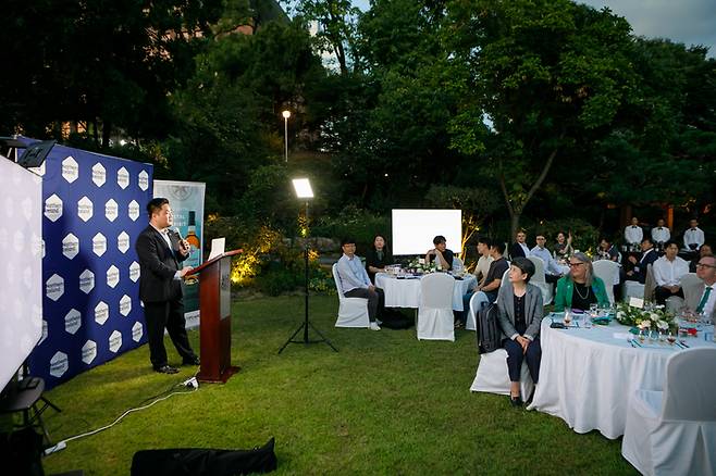 배성준 북아일랜드투자청 한국지사장이 ‘북아일랜드식음료 브랜드 데이’를 알리고 있다.