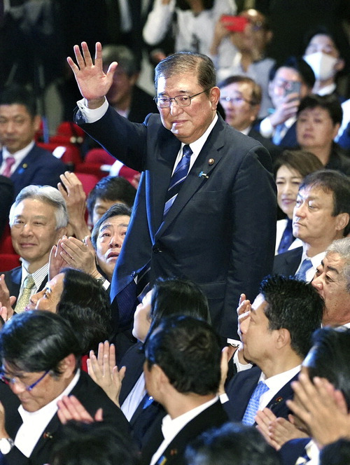 이시바 시게루 전 자민당 간사장이 27일 일본 도쿄에서 열린 자민당 총재 선거에서 당선이 확정되자 손을 흔들고 있다. 그는 다섯 번째 도전 끝에 새 총재로 선출됐다. 다음달 1일에 열리는 국회 지명 투표를 통해 제102대 일본 총리로 취임할 예정이다.  로이터연합뉴스