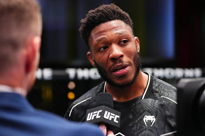 우마르 시가 UFC on ESPN+ 99 승리 소감을 말하고 있다. 사진=TKO