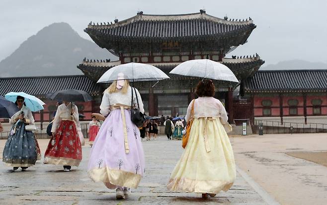 서울 종로구 경복궁을 찾은 외국인관광객들이 우산을 쓰고 이동하고 있다 /사진=뉴스1