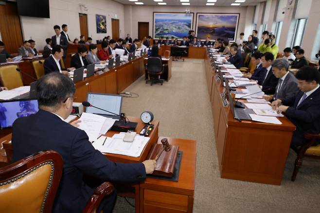 맹성규 국회 국토교통위원회 위원장이 26일 서울 여의도 국회에서 열린 제418회국회(정기회) 제3차 전체회의에서 국정감사 증인 채택 안건을 통과시켰다. /사진=뉴스1