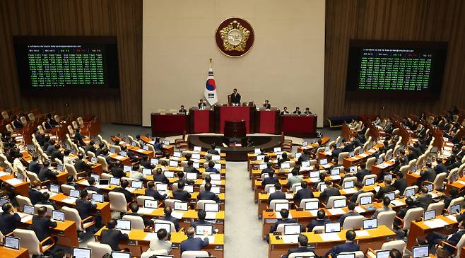 딥페이크 성범죄 방지법이 지난 26일 국회 본회의에서 가결됐다. 사진은 지난 26일 서울 여의도 국회에서 열린 본회의에서 딥페이크 성범죄 방지법이 가결되는 모습. /사진=뉴스1