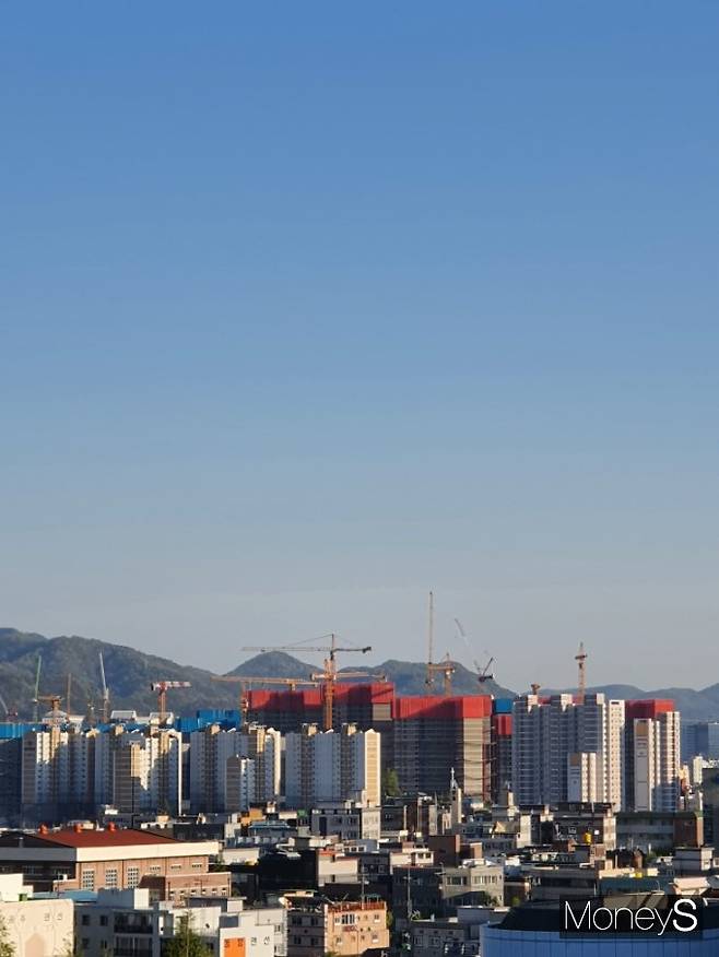 지난 2분기 광주지역 건설사의 공사 계약액은 지난해 같은 분기보다 줄어들었다. 광주 동구 아파트 신축 현장/사진=머니S DB.