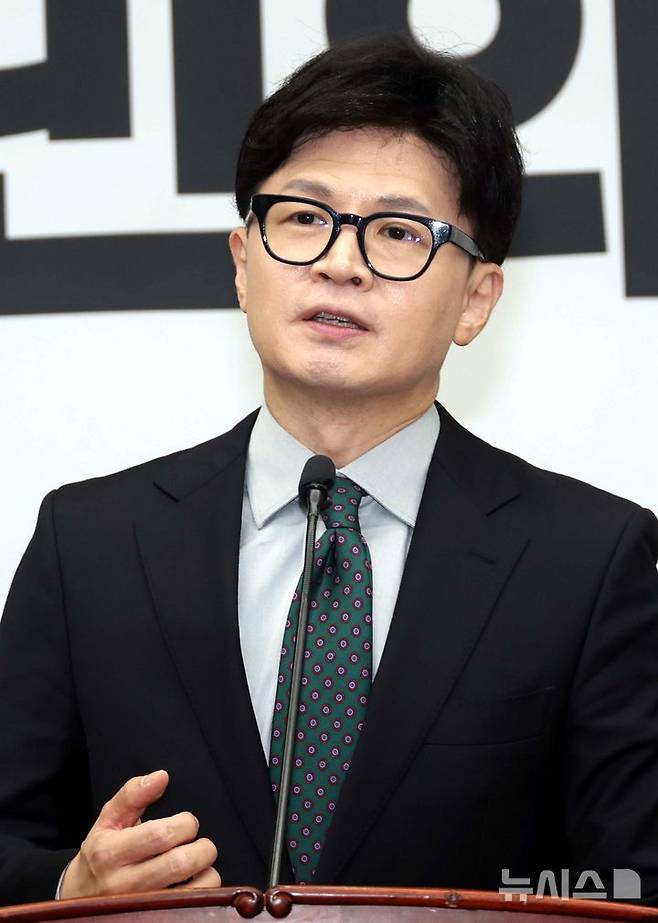 [서울=뉴시스] 조성봉 기자 = 한동훈 국민의힘 대표가 26일 오전 서울 여의도 국회에서 열린 의원총회에서 발언을 하고 있다. 2024.09.26. suncho21@newsis.com