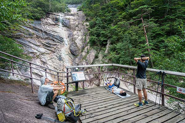 하산 중 쌍용폭포에서 잠시 숨을 돌렸다. 전망대에선 Y자 형태로 흘러내리는 쌍용폭포의 전경이 한눈에 보였다.