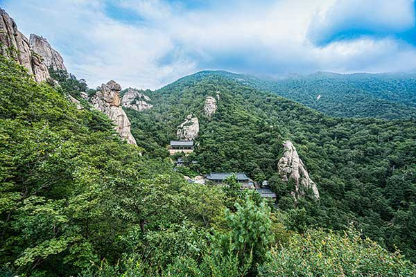 봉정암 5층석탑에서 본 봉정암의 전경.