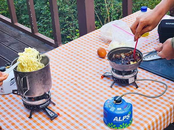 꼭두새벽부터 열심히 라면을 만들었다. 하지만, 티타늄 코펠로 음식을 만드는 건&nbsp;생각만큼 쉽지 않았다.