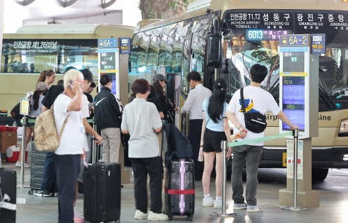 추석 연휴 마지막 날인 18일 인천국제공항 제1터미널 입국장 밖 버스정류장에서 오후 해외 여행에서 돌아온 여행객들이 버스를 기다리고 있다. 2024.9.18 뉴스1