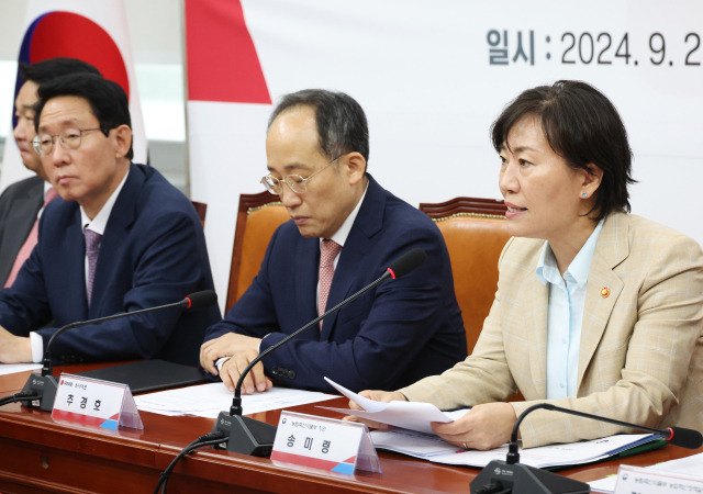 송미령 농림축산식품부 장관인 27일 국회에서 열린 한국형 소득, 경영 안전망 민당정 협의회에서 발언하고 있다. 연합뉴스.