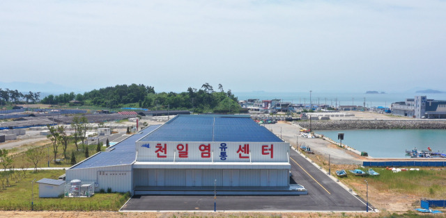 전남 신안군 압해읍에 둥지를 튼 천일염종합유통센터 전경. 사진 제공=전라남도