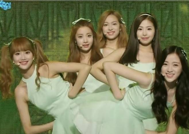 음악방송 무대에 오른 에이프릴의 모습.