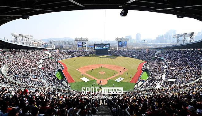 ▲ LG 트윈스와 한화 이글스의 2024 신한 SOL뱅크 KBO 리그 개막전이 열렸던 잠실구장에 만원 관중으로 가득 찼다. ⓒ곽혜미 기자