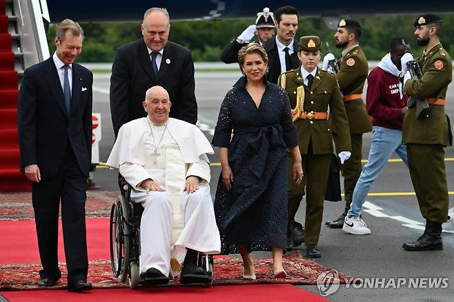 룩셈부르크 도착한 프란치스코 교황 (룩셈부르크 AFP=연합뉴스) 프란치스코 교황이 26일(현지시간) 룩셈부르크의 핀델 국제공항에 도착해 앙리 대공과 마리아 테레사 대공비의 환영을 받고 있다. 2024.09.26 photo@yna.co.kr