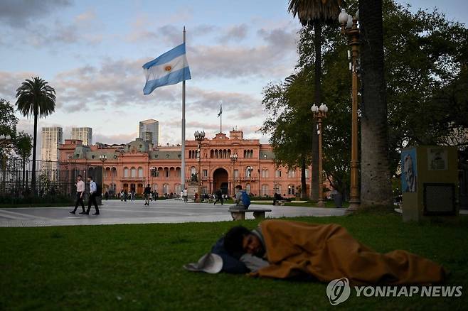 아르헨티나 대통령 집무실(카사 로사다) 인근 공원의 노숙자 [부에노스아이레스 AFP=연합뉴스. 재판매 및 DB 금지]