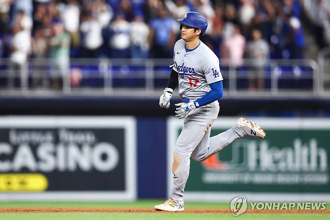 시즌 50호 홈런을 치고 베이스를 도는 오타니 쇼헤이 [게티이미지/AFP=연합뉴스]