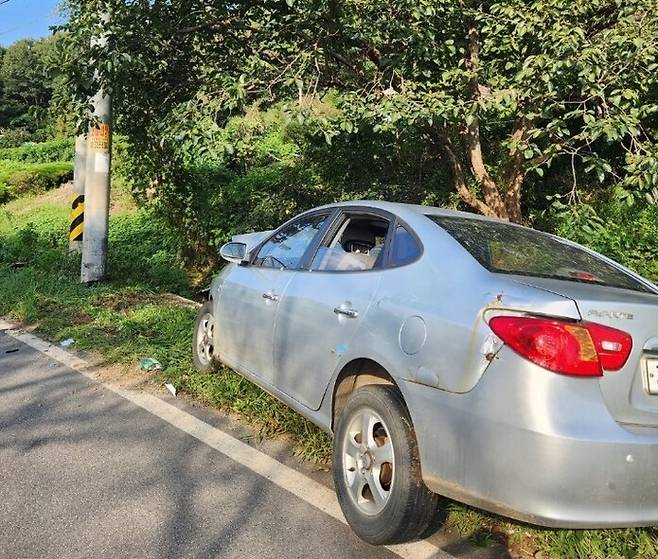 일가족이 탄 승용차, 전신주 들이받아 [충남소방본부 제공. 재판매 및 DB 금지]