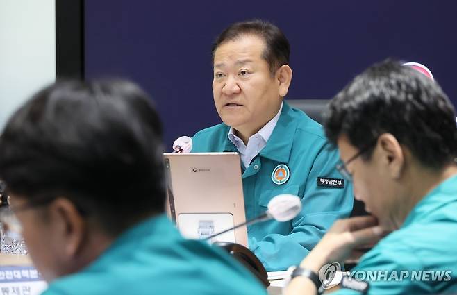 중대본 회의 주재하는 이상민 장관 (서울=연합뉴스) 이정훈 기자 = 이상민 행정안전부 장관이 27일 오전 서울 종로구 정부서울청사에서 의사집단행동 중앙재난안전대책본부 회의를 주재하고 있다. 2024.9.27 uwg806@yna.co.kr