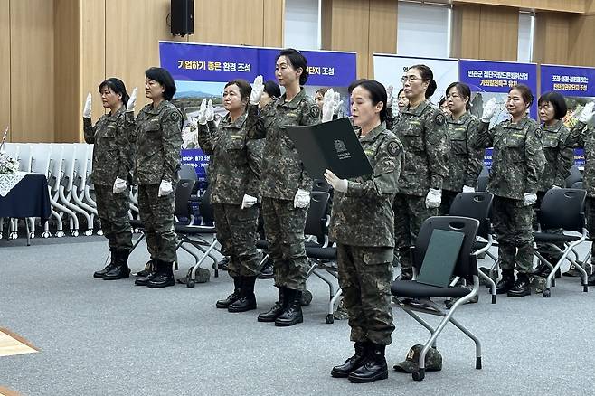 선서하는 포천 여성예비군 신입대원     (포천=연합뉴스) 경기 포천시 여성예비군 소대는 국군의 날을 앞둔 27일 창설 18주년 기념행사를 열고 신규 소대원 35명을 임명했다. 사진은 신입대원들이 선서하는 모습. 2024.9.27 [육군 5군단 제공. 재판매 및 DB 금지]
    andphotodo@yna.co.kr
(끝)