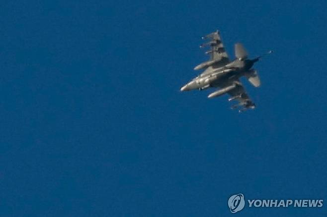 이스라엘 북부 상공을 나는 이스라엘군 F-16 전투기 (하이파 로이터=연합뉴스) 26일(현지시간) 이스라엘 북부 하이파 인근 상공을 비행 중인 이스라엘군 F-16 전투기. 2024.9.26