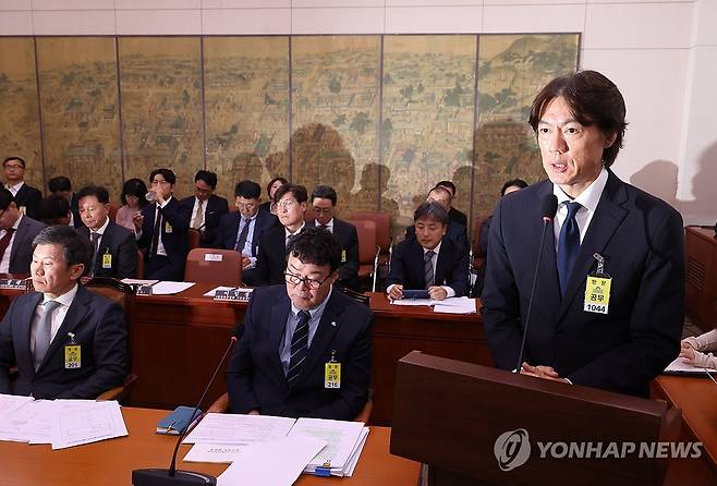 답변하는 홍명보 감독 (서울=연합뉴스) 신준희 기자 = 축구 국가대표팀 홍명보 감독이 24일 국회에서 열린 문화체육관광위원회 전체회의에 출석, 의원 질의에 답하고 있다. 2024.9.24 hama@yna.co.kr