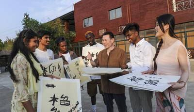 Photo shows that foreign students learned Chinese calligraphy from local calligraphers in Zaozhuang City of east China's Shandong Province. (Provided by Hong Xiaodong)