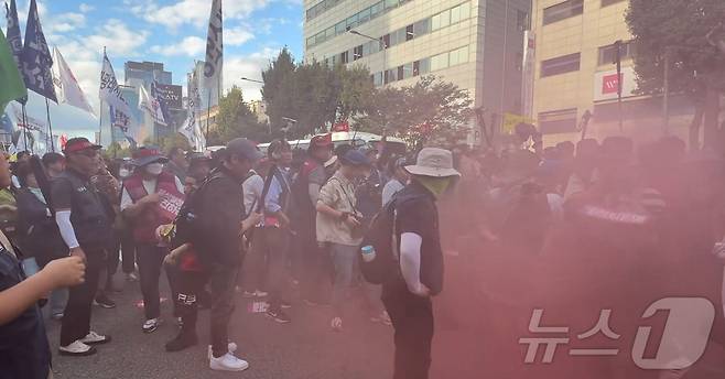 28일 오후 서울 한복판에서 열린 '윤석열 정권 퇴진 시국대회'에 참가한 진보단체 연합 회원들이 용산 대통령실로 행진하던 도중 용산구 숙대입구역 인근에서 연막탄을 터뜨렸다.ⓒ 뉴스1 김지호 기자