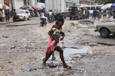 아이티의 수도 포르토프랭스의 거리 풍경