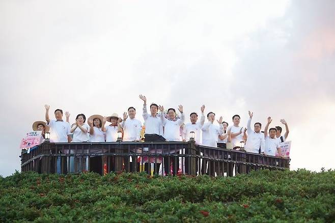 강수현 양주시장과 관계자들이 지난 27일 열린 '2024년 양주 천만송이 천일홍 축제 플라워 시민 퍼레이드' 행렬을 향해 손을 흔들고 있다. <사진=양주시>