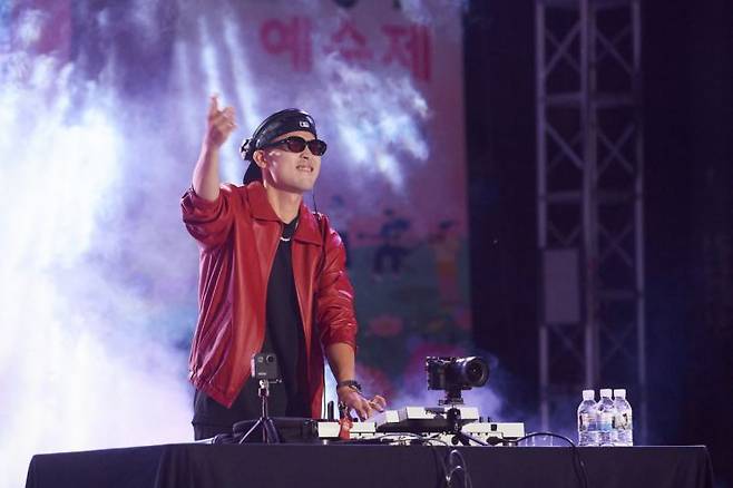 지난 27일 나리농원 메인무대에서 디제잉 도미노보이즈가 공연을 펼치고 있다. <사진=양주시>