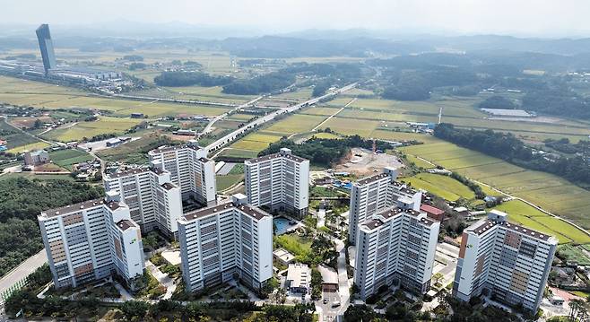 27일 충남 당진에 있는 한 임대 아파트 전경. 주변은 논밭뿐이어서 변변한 편의 시설이 없다. 이 단지 내 영구임대주택은 전체 200가구 중 86%가 비어 있다. /신현종 기자