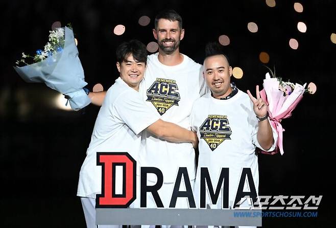 14일 잠실야구장에서 열린 KT와 두산의 경기, 더스틴 니퍼트의 은퇴식에서 니퍼트가 김재환-유희관의 축하를 받고 있다. 잠실=허상욱 기자 wook@sportschosun.com/2024.09.14