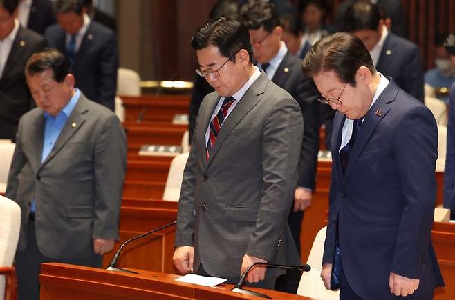 이재명 더불어민주당 대표와 박찬대 원내대표가 26일 오후 국회에서 열린 의원총회에서 채상병을 추모하며 묵념을 하고 있다. ⓒ뉴시스