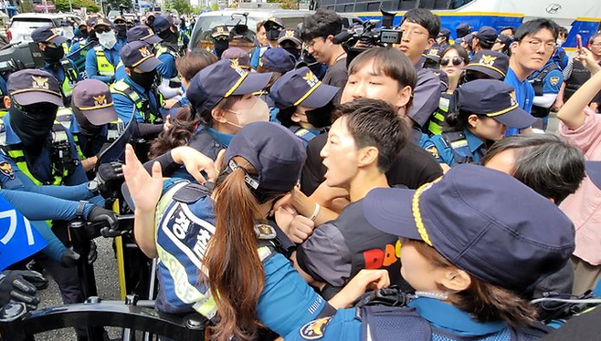 28일 '제16회 대구퀴어문화축제'의 본격적인 축제 시작에 앞서 주최 측과 경찰이 몸싸움을 벌이며 대치하고 있다. ⓒ뉴시스