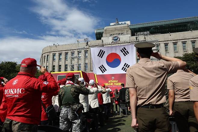 28일 서울광장에서 해병대사령부 주최로 열린 제74주년 서울수복 기념행사에서 대형 태극기가 서울도서관(옛 서울시청)에 게양되고 있다. 사진=연합뉴스