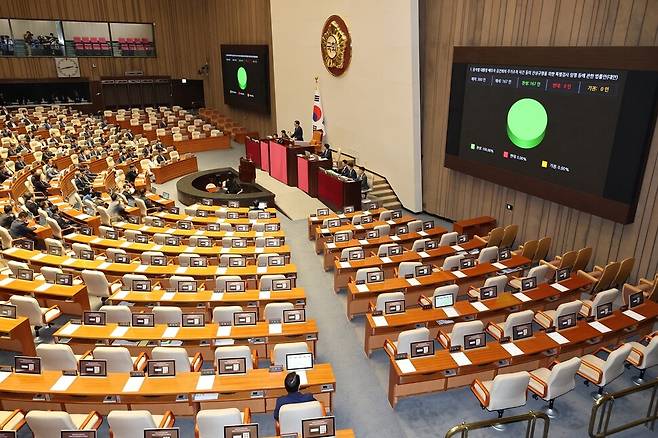 김건희 여사의 도이치모터스 주가조작 의혹 등을 규명하기 위한 특검법안이 2024년 9월19일 서울 여의도 국회에서 야당 단독으로 통과되고 있다. 연합뉴스