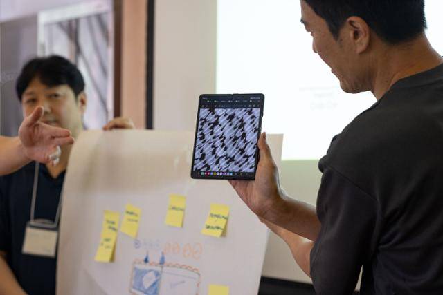 현대차·기아 관계자들이 미국 유명 예술대학인 '로드아일랜드 디자인스쿨(RISD)'에서 자연에서 영감을 얻은 미래 디자인 연구에 참여하고 있는 모습. 현대차·기아 제공