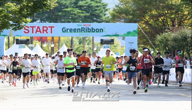 '제18회 그린리본마라톤 페스티벌'이 28일 서울 마포구 평화의공원 평화광장에서 열렸다. 참석자들이 출발 소리에 맞춰 출발하고 있다. '제18회 그린리본마라톤 페스티벌'은 이데일리와 일간스포츠, 아동권리보장원이 공동 주최하고, 문화체육관광부, 보건복지부, 여성가족부, 서울시, 서울경찰청이 후원하며 안다르가 대회 공식 티셔츠를 협찬했다. 서병수 기자 qudtn@edaily.co.kr /2024.09.28/