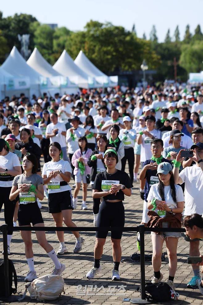 '제18회 그린리본마라톤 페스티벌'이 28일 서울 마포구 평화의공원 평화광장에서 열렸다. 참가자들이 마라톤 전 준비 운동을 하고 있다. 그린리본은 캐나다에서 유괴 후 살해된 크리스틴 프렌치(Kristen French)를 추모하며 가족과 이웃이 매단 것에서 유래해 희생된 실종아동의 영혼을 추모하고 아직까지 돌아오지 못한 실종아동의 무사 귀환을 바라는 희망으로 '이데일리 그린리본마라톤 페스티벌'은 그 희망의 상징을 이어받아, 실종아동들의 무사 귀환 기원 및 예방, 더 나아가 아동학대와 아동범죄 근절에 대한 사회적 공감대 형성을 목적으로 마련되었다. '제18회 그린리본마라톤 페스티벌'은 이데일리와 일간스포츠, 아동권리보장원이 공동 주최하고, 문화체육관광부, 보건복지부, 여성가족부, 서울시, 서울경찰청이 후원하며 안다르가 대회 공식 티셔츠를 협찬했다. 서병수 기자 qudtn@edaily.co.kr /2024.09.28/