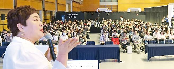 < 부동산 인플루언서 강연 >  ‘집코노미 박람회 2024’ 부대행사인 집코노미 콘서트에서 부동산 전문가들이 내 집 마련과 투자 노하우를 공개했다. 유튜브 채널 복마마tv를 운영하는 안해진 매일옥션부동산그룹 대표가 ‘소액으로 월세 투자, 경매가 답이다’라는 주제로 강연하고 있다.  /최혁 기자