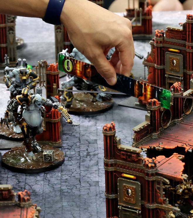 유닛의 이동, 사거리 등은 자로 측정된다.