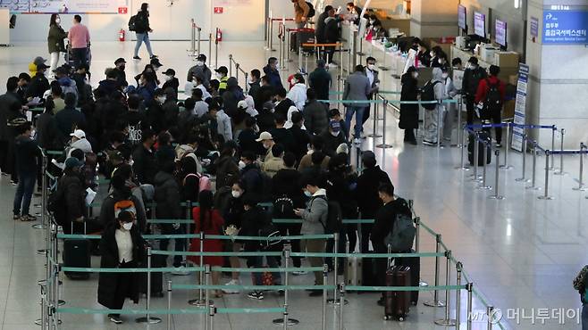 본국으로 돌아가기 위해 인천공항에 줄 선 불법체류자들. /사진=인천국제공항=이기범 기자 leekb@