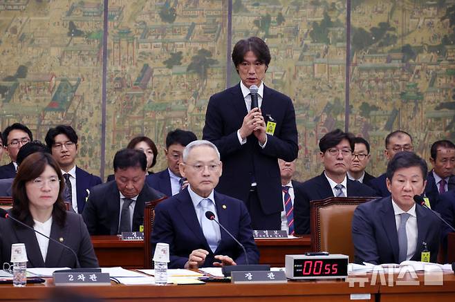 [서울=뉴시스] 고승민 기자 = 홍명보 국가대표팀 감독이 24일 서울 여의도 국회에서 열린 문화체육관광위원회의 대한축구협회 등에 대한 현안질의에서 의원 질의에 답하고 있다. 2024.09.24. kkssmm99@newsis.com